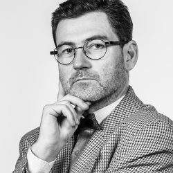 Dr. Gene Brewer – Radim Fiala Radim Fiala v roli Dr. Gene Brewera